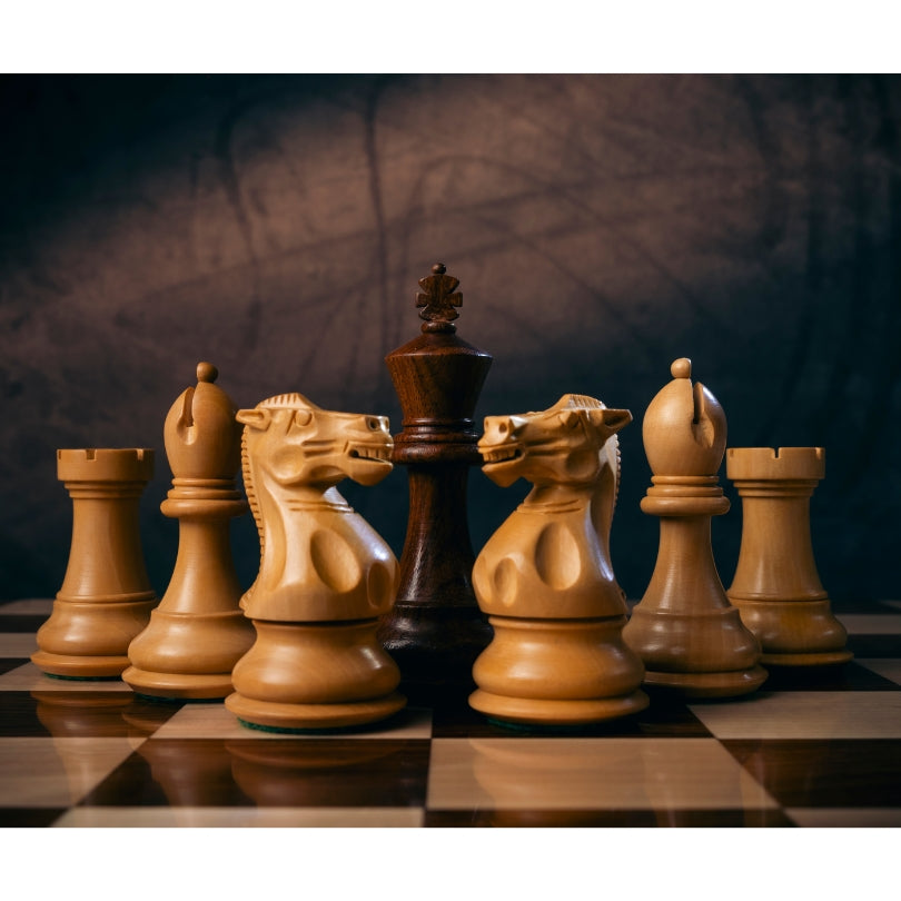 Luxury Borderless Wooden Chess Board with Staunton Chess Pieces